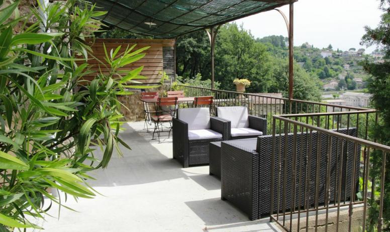 Gîtes de France - La terrasse panoramique ombragée salon de jardin et plancha..