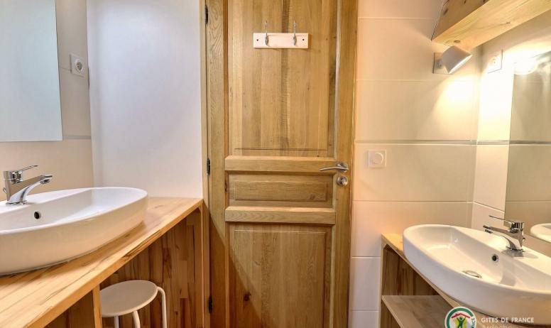 Gîtes de France - Salle de bain à l'étage avec double vasque