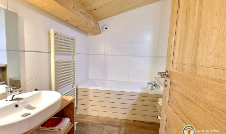 Gîtes de France - Salle de bain à l'étage avec double vasque