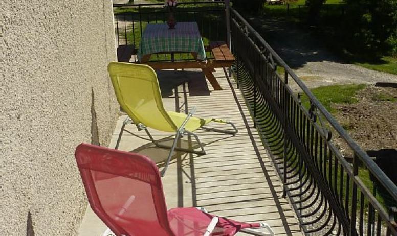 Gîtes de France - continuité de la terrasse en arrivant ,vous avez accès à la terrasse couverte puis à la cuisine ou à la chambre parents