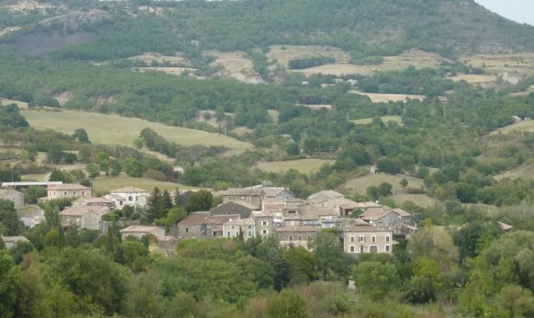 Gîtes de France - vue du village avec sa montagne où vous pourrez faire e nombreuses balades ou randonnées